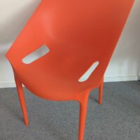 Fauteuil design Philip Stark modèle Dr.Yes édition Kartell en polypropylène orange. 80 x 55 x 55 cm. 39 unités.. Vendu à l'unité avec faculté de réunion Localisation : -2 salle réunion, -2 vestiaire, es 12 – Image 2