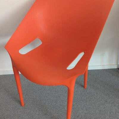 Fauteuil design Philip Stark modèle Dr.Yes édition Kartell en polypropylène orange. 80 x 55 x 55 cm. 39 unités.. Vendu à l’unité avec faculté de réunion Localisation : -2 salle réunion, -2 vestiaire, es 12