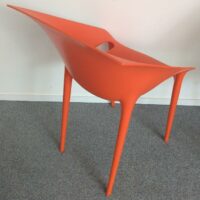 Fauteuil design Philip Stark modèle Dr.Yes édition Kartell en polypropylène orange. 80 x 55 x 55 cm. 39 unités.. Vendu à l'unité avec faculté de réunion Localisation : -2 salle réunion, -2 vestiaire, es 12 – Image 3