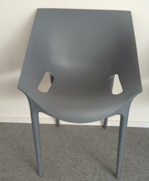 Fauteuil design Philippe Stark modèle Dr.Yes édition Kartell en polypropylène gris. 80 x 55 x 55 cm. 26 unités. Localisation : salle réunion -2, -2 vestiaire
