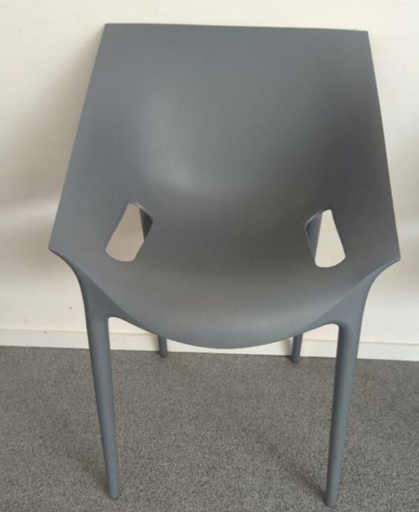 Fauteuil design Philippe Stark modèle Dr.Yes édition Kartell en polypropylène gris. 80 x 55 x 55 cm. 26 unités. Localisation : salle réunion -2, -2 vestiaire
