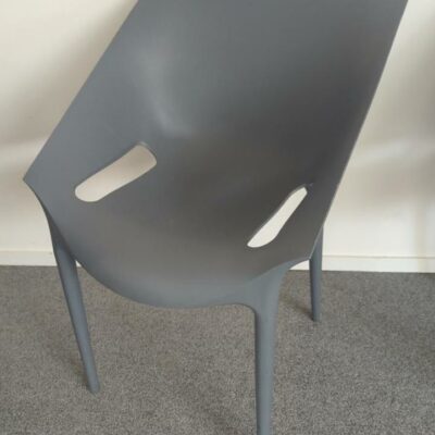 Fauteuil design Philippe Stark modèle Dr.Yes édition Kartell en polypropylène gris. 80 x 55 x 55 cm. 26 unités. Localisation : salle réunion -2, -2 vestiaire