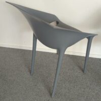 Fauteuil design Philippe Stark modèle Dr.Yes édition Kartell en polypropylène gris. 80 x 55 x 55 cm. 26 unités. Localisation : salle réunion -2, -2 vestiaire – Image 3