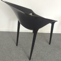 Fauteuil design Philip Stark modèle Dr.Yes édition Kartell en polypropylène noir. 80 x 55 x 55 cm. 25 unités. Vendu à l'unité avec faculté de réunion Localisation : : salle réunion -2, -2 vestiaire – Image 3
