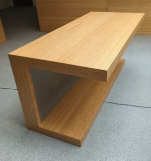 Bureau design sur roulettes en "U", plateaux rectangulaires en bois stratifié couleur bambou avec trappe technique. 77 x 170 x 75 cm. 16 unités. Vendu à l'unité avec faculté de réunion. Localisation : salle réunion - 2