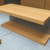 Bureau design sur roulettes en "U", plateaux rectangulaires en bois stratifié couleur bambou avec trappe technique. 77 x 170 x 75 cm. 16 unités. Vendu à l'unité avec faculté de réunion. Localisation : salle réunion - 2 – Image 2