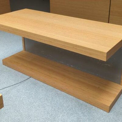 Bureau design sur roulettes en “U”, plateaux rectangulaires en bois stratifié couleur bambou avec trappe technique. 77 x 170 x 75 cm. 16 unités. Vendu à l’unité avec faculté de réunion. Localisation : salle réunion – 2