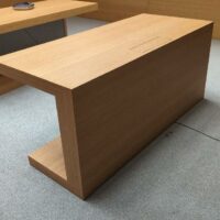 Bureau design sur roulettes en "U", plateaux rectangulaires en bois stratifié couleur bambou avec trappe technique. 77 x 170 x 75 cm. 16 unités. Vendu à l'unité avec faculté de réunion. Localisation : salle réunion - 2 – Image 4