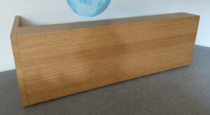 Comptoir sur roulettes en bois stratifié couleur bambou à 4 compartiments. 90 x 275 x 35 (115 cm avec retour)
salle réunion -2
