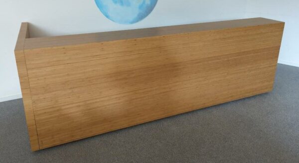 Comptoir sur roulettes en bois stratifié couleur bambou à 4 compartiments. 90 x 275 x 35 (115 cm avec retour)
salle réunion -2
