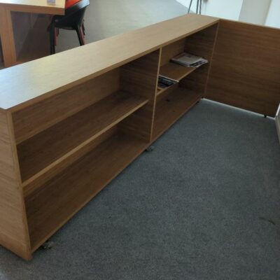 Comptoir sur roulettes en bois stratifié couleur bambou à 4 compartiments. 90 x 275 x 35 (115 cm avec retour)
salle réunion -2