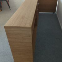 Comptoir sur roulettes en bois stratifié couleur bambou à 4 compartiments. 90 x 275 x 35 (115 cm avec retour)
salle réunion -2 – Image 3