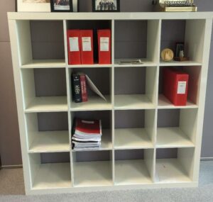 Meuble bibliothèque à 16  compartiments en bois laqué blanc brillant. 149 x 149 x 39 cm. 3 unités. Vendu à l'unité avec faculté de réunion Localisation :
1-37, 3-71, 515b