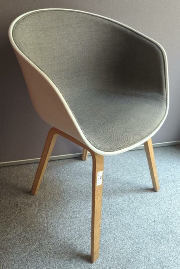 Fauteuil design Hee Welling modèle About A Chair édition Hay, coque en polypropylène blanc garnie de tissu chiné gris souris, piètement en bois naturel. 81 x 58 x 46 cm. 56 unités. Vendu à l'unité avec faculté de réunion Localisation : es  / rdc / rdc+1 / 1-42 / 1-37 / 1-38 / 1-27 / 1-28 / 1-25/ 1-23 / 1-21, 2-54, 2-51, 2-50, 2-68, 2-60, 2-65, 2-62, 3-89, 3-87, 3-90, 3-86, 3-94, 3-85, 3-81, 3-78, 3-82, 3-77, 3-76, 3-73, 3-72, 516, 517b, 520