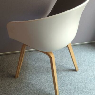 Fauteuil design Hee Welling modèle About A Chair édition Hay, coque en polypropylène blanc garnie de tissu chiné gris souris, piètement en bois naturel. 81 x 58 x 46 cm. 56 unités. Vendu à l’unité avec faculté de réunion Localisation : es  / rdc / rdc+1 / 1-42 / 1-37 / 1-38 / 1-27 / 1-28 / 1-25/ 1-23 / 1-21, 2-54, 2-51, 2-50, 2-68, 2-60, 2-65, 2-62, 3-89, 3-87, 3-90, 3-86, 3-94, 3-85, 3-81, 3-78, 3-82, 3-77, 3-76, 3-73, 3-72, 516, 517b, 520