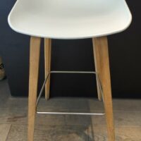Tabouret haut design Hee Welling modèle About A Stool édition Hay, coque en polypropylène blanc sur un piétement en bois naturel avec repose pied en métal. 84 x 43 x 43 cm. 4 unités. Vendu à l'unité avec faculté de réunion. Localisation : 6 rue Duret - 75116 Paris : rdc – Image 3