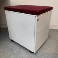 Caisson sur roulettes en métal blanc, avec top aimanté en tissu de différents coloris, 
65 Unités, vendu avec faculté de réunion.
60 x 42 x 53 cm
Localisation : 6 rue Duret - 75116 Paris.
 (biblio -2, es 7, es 5, es 15, es 8, 1-36, 1-37, 1-38, 1-39, 1-42, 1-27, 1-28, 1-30, 1-31, 1-20, 1-19, 2-53, 2-54, 2-52, 2-48, op. spc. 2e, 2-43, 2-67, 2-64, 2-61, 2-69 , 3-90, 3-91, 3-87, 3-86, 3-93, 3-94, 3-85, 3-80, 3-81, 3-79, 3-78, 3-77, 3-83, 3-73, 3-71B, 3-71A, 3-70) – Image 3