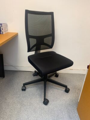 Chaise de bureau avec assise en tissu noir, dossier en résille.
6 unités, vendu avec faculté de réunion.
110 x 60 x 60 cm.
Localisation : 6 rue Duret - 75116 Paris.
(biblio -2, es 5, es open space, 2e bas, 3-79).
