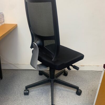 Chaise de bureau avec assise en tissu noir, dossier en résille.
6 unités, vendu avec faculté de réunion.
110 x 60 x 60 cm.
Localisation : 6 rue Duret – 75116 Paris.
(biblio -2, es 5, es open space, 2e bas, 3-79).