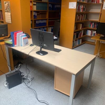 Bureau en bois hêtre et piètement en métal gris.
75 x 80 x 180 cm.
Localisation : 6 rue Duret – 75116 Paris.
(-2 Bibliothèque)
