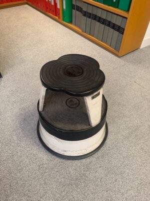 Pied éléphant.
45 x 45 cm.
2 Unités, vendu avec faculté de réunion.
Localisation : 6 rue Duret - 75116 Paris.
(1 bu -2 et 1 repro )