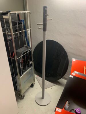 Porte-manteaux, divers modèles. 
12 unités. Vendu à l’unité avec faculté de réunion.
Hauteur env. 175 cm, base Ø 35 cm. 
Localisation : 6 rue Duret - 75116 Paris.
(vestiaire -2, es 5, es 9, es 6, salle Lille, salle Bruxelles, 1-35, 2-55, 2-48, 2-46, 2-64, 3-91)