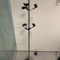 Porte-manteaux, divers modèles. 
12 unités. Vendu à l’unité avec faculté de réunion.
Hauteur env. 175 cm, base Ø 35 cm. 
Localisation : 6 rue Duret - 75116 Paris.
(vestiaire -2, es 5, es 9, es 6, salle Lille, salle Bruxelles, 1-35, 2-55, 2-48, 2-46, 2-64, 3-91) – Image 2