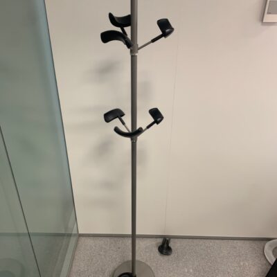 Porte-manteaux, divers modèles. 
12 unités. Vendu à l’unité avec faculté de réunion.
Hauteur env. 175 cm, base Ø 35 cm. 
Localisation : 6 rue Duret – 75116 Paris.
(vestiaire -2, es 5, es 9, es 6, salle Lille, salle Bruxelles, 1-35, 2-55, 2-48, 2-46, 2-64, 3-91)