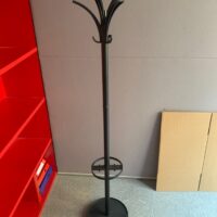 Porte-manteaux, divers modèles. 
12 unités. Vendu à l’unité avec faculté de réunion.
Hauteur env. 175 cm, base Ø 35 cm. 
Localisation : 6 rue Duret - 75116 Paris.
(vestiaire -2, es 5, es 9, es 6, salle Lille, salle Bruxelles, 1-35, 2-55, 2-48, 2-46, 2-64, 3-91) – Image 3