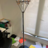 Porte-manteaux, divers modèles. 
12 unités. Vendu à l’unité avec faculté de réunion.
Hauteur env. 175 cm, base Ø 35 cm. 
Localisation : 6 rue Duret - 75116 Paris.
(vestiaire -2, es 5, es 9, es 6, salle Lille, salle Bruxelles, 1-35, 2-55, 2-48, 2-46, 2-64, 3-91) – Image 4