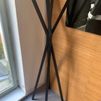 Porte-manteaux, divers modèles. 
12 unités. Vendu à l’unité avec faculté de réunion.
Hauteur env. 175 cm, base Ø 35 cm. 
Localisation : 6 rue Duret - 75116 Paris.
(vestiaire -2, es 5, es 9, es 6, salle Lille, salle Bruxelles, 1-35, 2-55, 2-48, 2-46, 2-64, 3-91) – Image 6