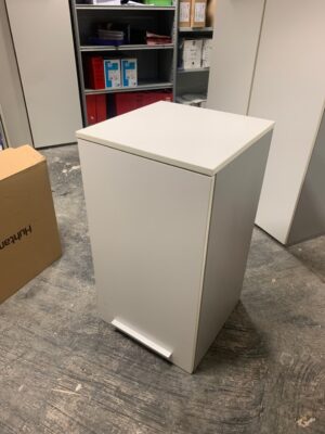 Armoire à porte battante, en bois blanc, poignée basse. 
82 x 45 x 45 cm.
Localisation : 6 rue Duret - 75116 Paris.
(reprographie -2)