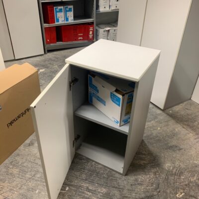 Armoire à porte battante, en bois blanc, poignée basse. 
82 x 45 x 45 cm.
Localisation : 6 rue Duret – 75116 Paris.
(reprographie -2)