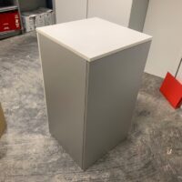Armoire à porte battante, en bois blanc, poignée basse. 
82 x 45 x 45 cm.
Localisation : 6 rue Duret - 75116 Paris.
(reprographie -2) – Image 3