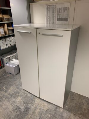 Armoire en bois blanc et gris.
130 x 90 x 45 cm.
2 unités, vendu avec faculté de réunion.
Localisation : 6 rue Duret - 75116 Paris.
(repro -2 )