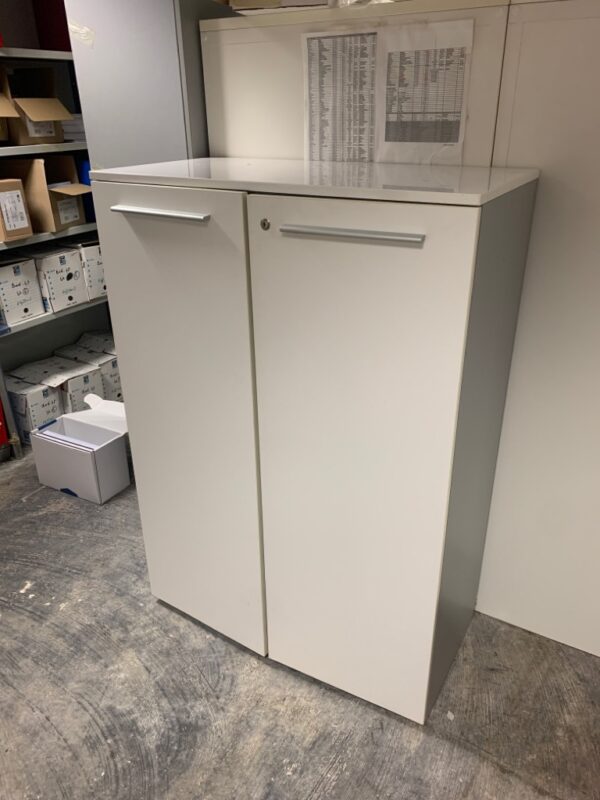 Armoire en bois blanc et gris.
130 x 90 x 45 cm.
2 unités, vendu avec faculté de réunion.
Localisation : 6 rue Duret - 75116 Paris.
(repro -2 )