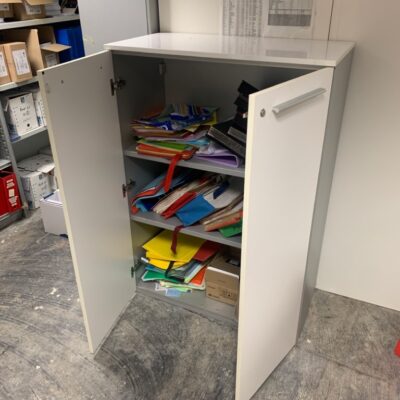 Armoire en bois blanc et gris.
130 x 90 x 45 cm.
2 unités, vendu avec faculté de réunion.
Localisation : 6 rue Duret – 75116 Paris.
(repro -2 )