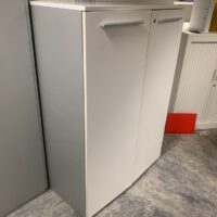 Armoire en bois blanc et gris.
130 x 90 x 45 cm.
2 unités, vendu avec faculté de réunion.
Localisation : 6 rue Duret - 75116 Paris.
(repro -2 ) – Image 3