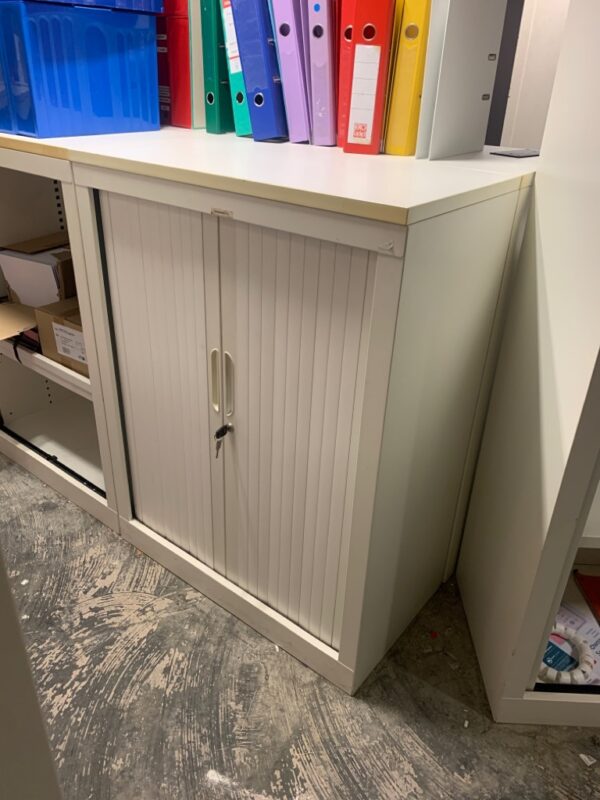 Armoire métallique à rideau, coulissant.
105 x 43 x 80 cm.
10 unités, vendu avec faculté de réunion.
Localisation : 6 rue Duret - 75116 Paris.
(Reprographie -2)