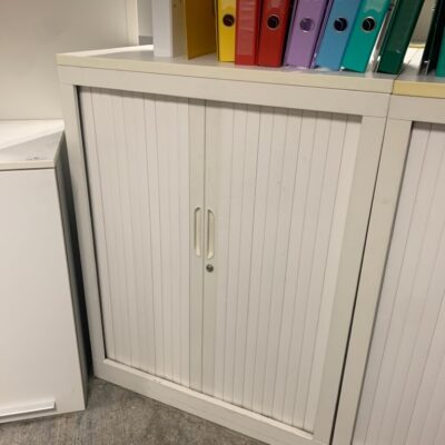 Armoire métallique à rideau, coulissant.
105 x 43 x 80 cm.
10 unités, vendu avec faculté de réunion.
Localisation : 6 rue Duret – 75116 Paris.
(Reprographie -2)