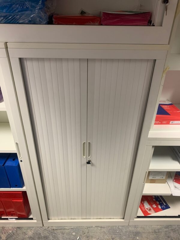 Armoire haute métallique à rideau, coulissant.
162 x 80 x 43 cm 
4 Unités, vendu avec faculté de réunion.
Localisation : 6 rue Duret - 75116 Paris.
(open space 1er, -2 repro.)