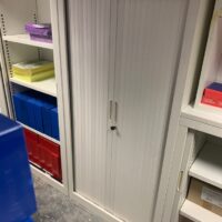 Armoire haute métallique à rideau, coulissant.
162 x 80 x 43 cm 
4 Unités, vendu avec faculté de réunion.
Localisation : 6 rue Duret - 75116 Paris.
(open space 1er, -2 repro.) – Image 2