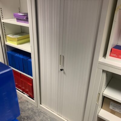 Armoire haute métallique à rideau, coulissant.
162 x 80 x 43 cm 
4 Unités, vendu avec faculté de réunion.
Localisation : 6 rue Duret – 75116 Paris.
(open space 1er, -2 repro.)