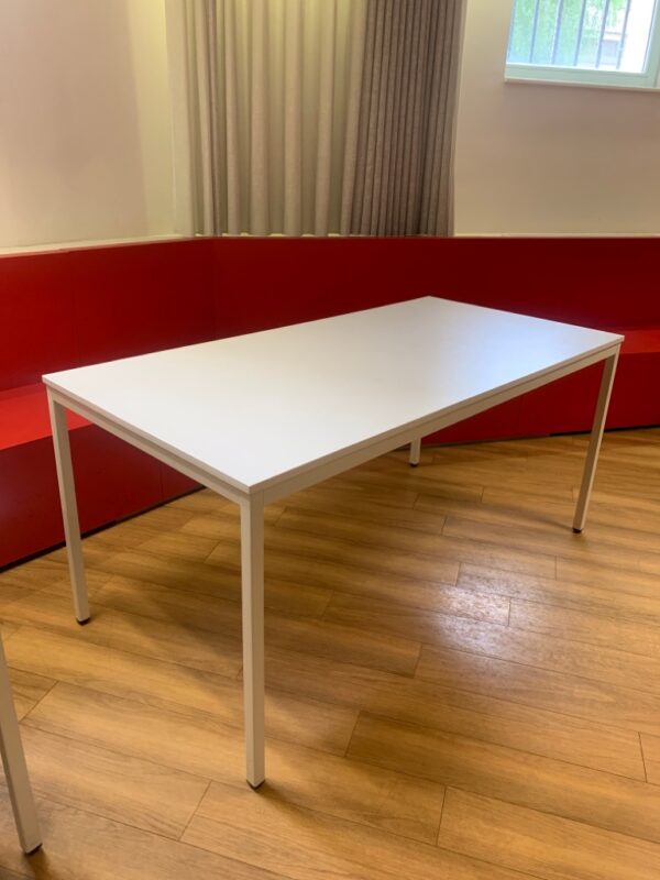 Table en bois blanc et piétement assorti.
75 x 160 x 80 cm.
5 Unités, vendu avec faculté de réunion.
Localisation : 6 rue Duret - 75116 Paris.
(-1 salle à manger)