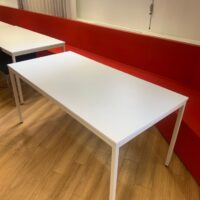 Table en bois blanc et piétement assorti.
75 x 160 x 80 cm.
5 Unités, vendu avec faculté de réunion.
Localisation : 6 rue Duret - 75116 Paris.
(-1 salle à manger) – Image 2