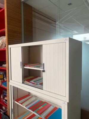 Armoire basse métallique à rideau, coulissant.
70 x 120 x 45 cm
5 Unités, vendu avec faculté de réunion.
(2-48 2e bas, 2-60, 5-15)