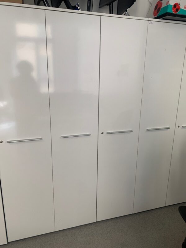 Armoire haute en bois laqué blanc.
210 x 90 x 45 cm.
14 Unités, vendu avec faculté de réunion.
(ES open space, 2-64, 3-76, 3-74, 3-73, 3, 3-72, 5e)