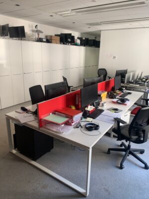 Bench de 4 postes, cloison recouverte tissu, plateau bois blanc, piétement métal en pied luge, trappe technique intégrée.
75 x 320 x 162 cm.
Localisation : 6 rue Duret - 75016 Paris.
(Es Open spc.)