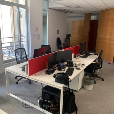 Bench de 4 postes, cloison recouverte tissu, plateau bois blanc, piétement métal en pied luge, trappe technique intégrée.
75 x 320 x 162 cm.
Localisation : 6 rue Duret – 75016 Paris.
(Es Open spc.)