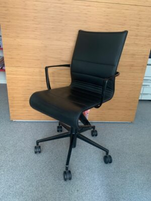 Fauteuil de marque Alias  modèle RollingFrame. Pivotant, hauteur réglable, structure en aluminium, assise et dossier en simili cuir noir, piètement à 5 branches avec roulettes.
73 x 73 x 88–98 cm.
Localisation : 6 rue Duret - 75116 Paris.